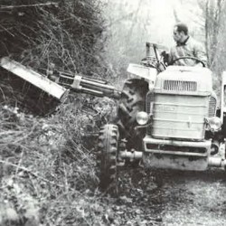 Démonstration de travail mécanique en forêt de Choeurs, à proximité de Bourges (1967) / © DR