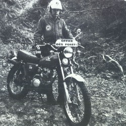 Agent ONF en moto tout terrain type SPR de marque Peugeot (1978) / © DR