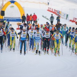 Participation de personnels ONF (en tenue verte et jaune) aux championnats  de France de ski de fond (2010) / © DR