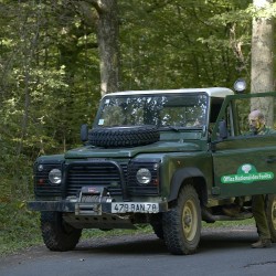 Véhicule 4x4 Land Rover de l'ONF sur une route forestière (2012) / © Jean-Marc Péchart / ONF