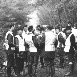 Groupe de forestiers rabatteurs en attente du départ de la chasse, en forêt domaniale de Compiègne (1974) / © Roger Georget